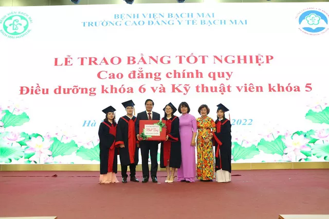 trao-bang-tot-nghiep-cho-446-sinh-vien-cao-dang-y-te-bach-mai